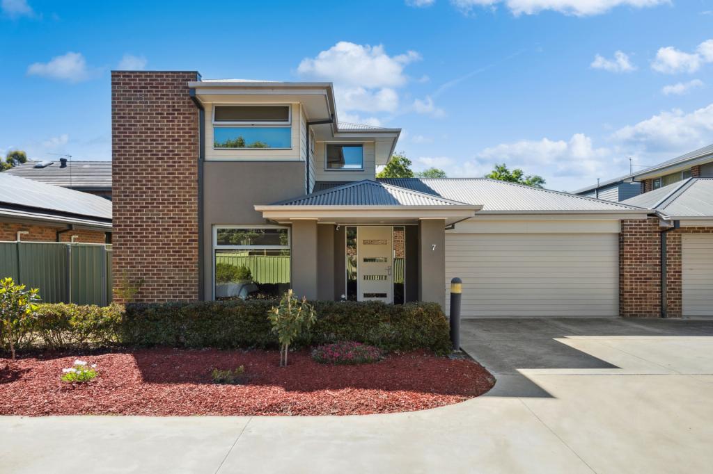 7/3 SHAMROCK ST, GOLDEN SQUARE, VIC 3555