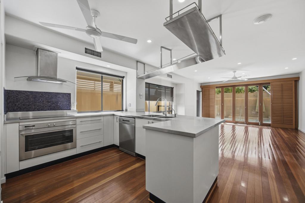 1/3 Mountbatten Ave, Main Beach, QLD 4217