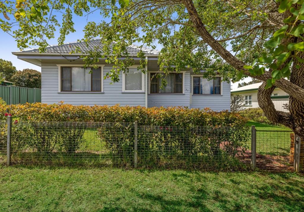 31 Welcombe Ave, Rockville, QLD 4350