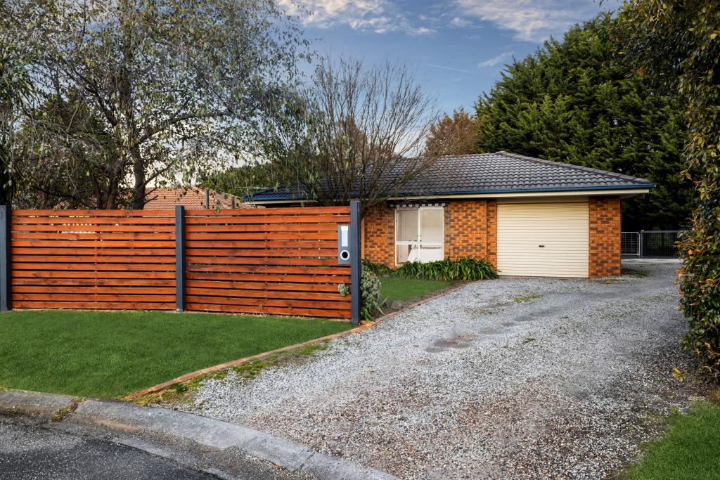 11 Citrinus Ct, Romsey, VIC 3434