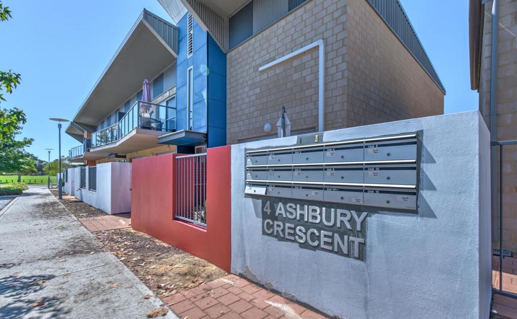 4/4 ASHBURY CRES, MIRRABOOKA, WA 6061