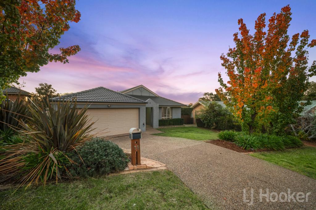 11 Magnolia Cl, Jerrabomberra, NSW 2619