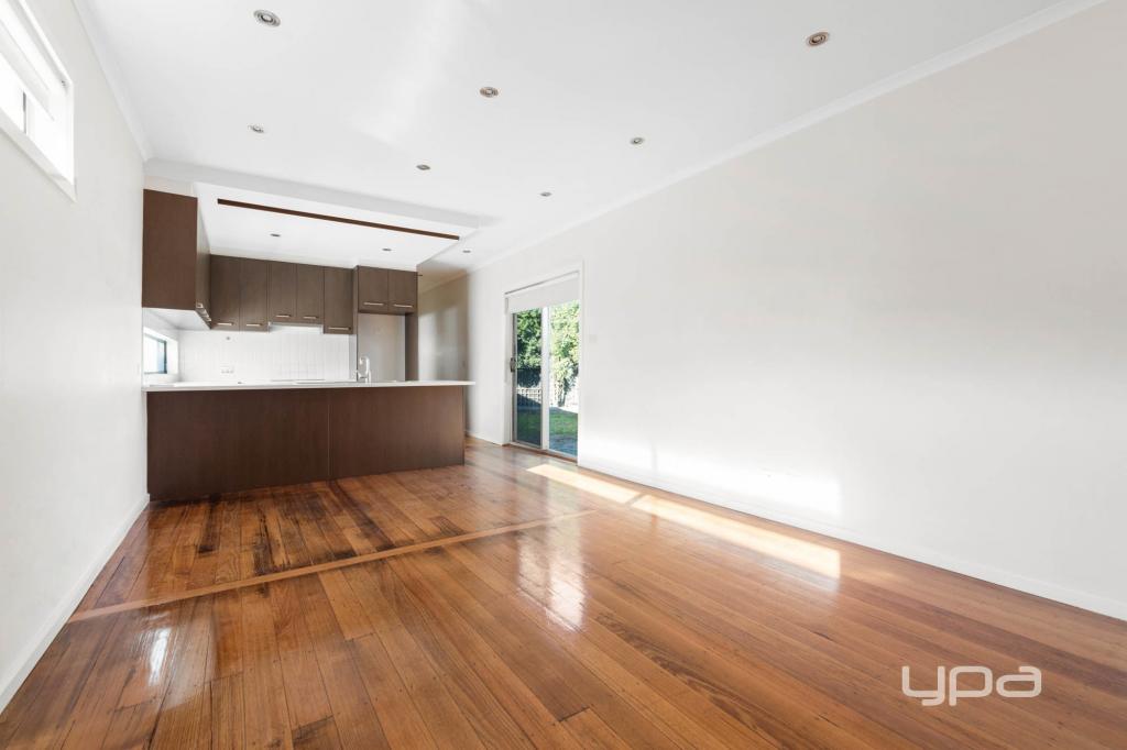 1/10 COWPER AVE, ST ALBANS, VIC 3021