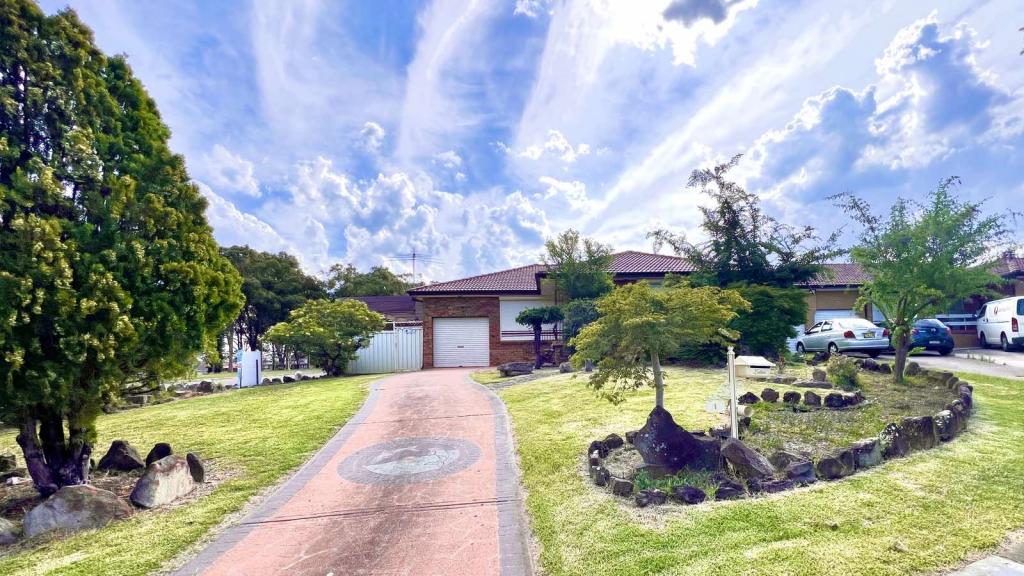 1 Sims Pl, St Johns Park, NSW 2176