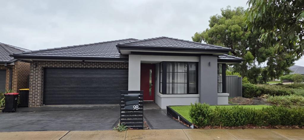 98 Atherstone Bvd, Strathtulloh, VIC 3338