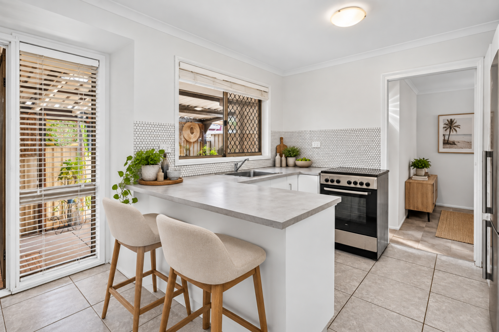 1/12 Avi Ct, Labrador, QLD 4215
