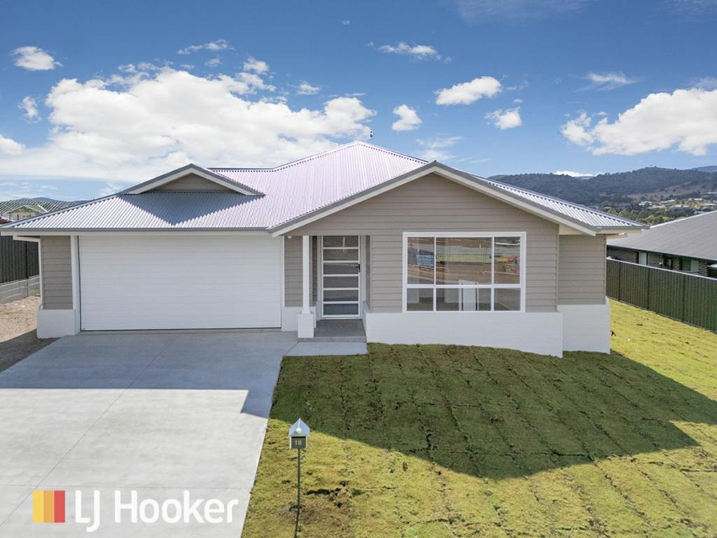 18 Crested Ave, Moore Creek, NSW 2340