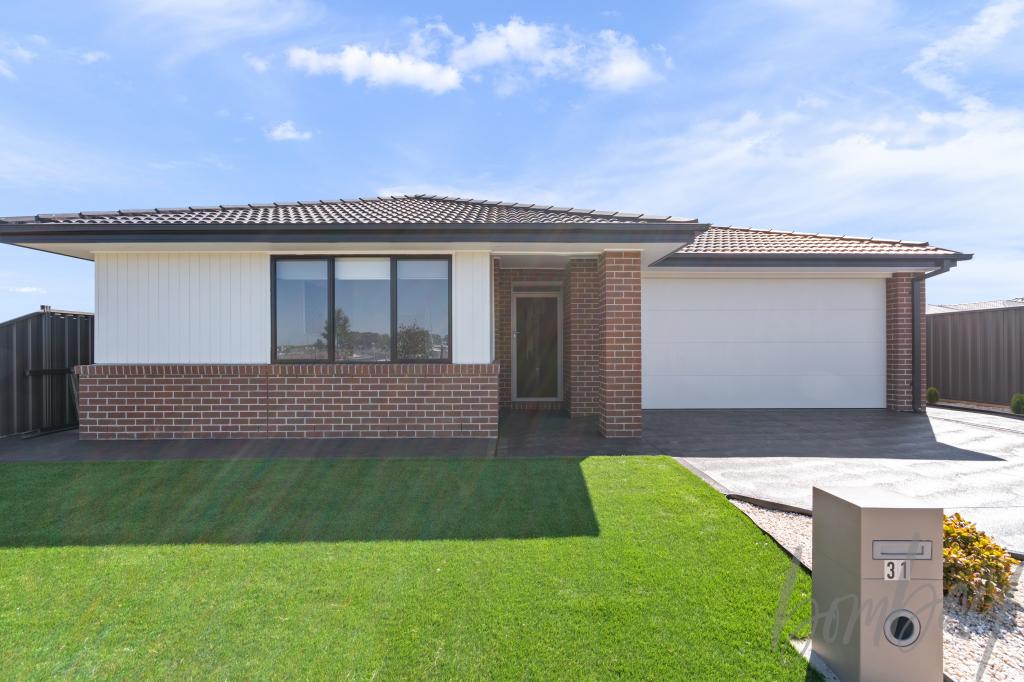 31 MOLESWORTH CRES, DONNYBROOK, VIC 3064