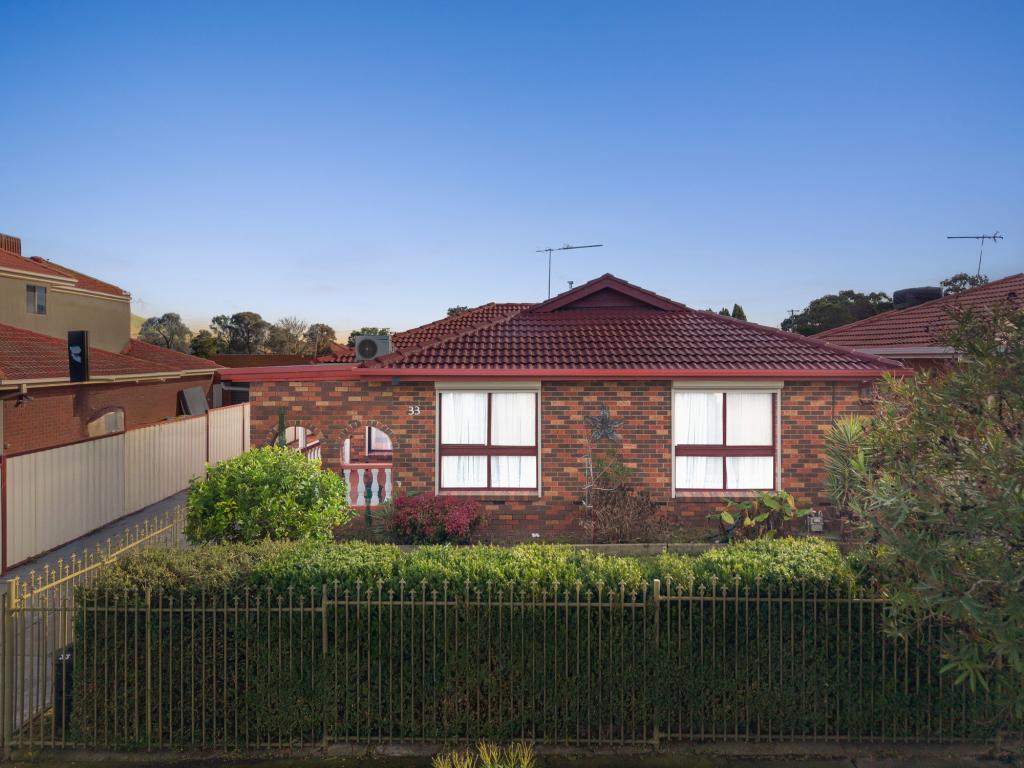 33 LEIGHTON CRES, DEER PARK, VIC 3023