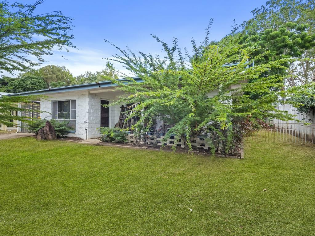 27 Oak St, Holloways Beach, QLD 4878