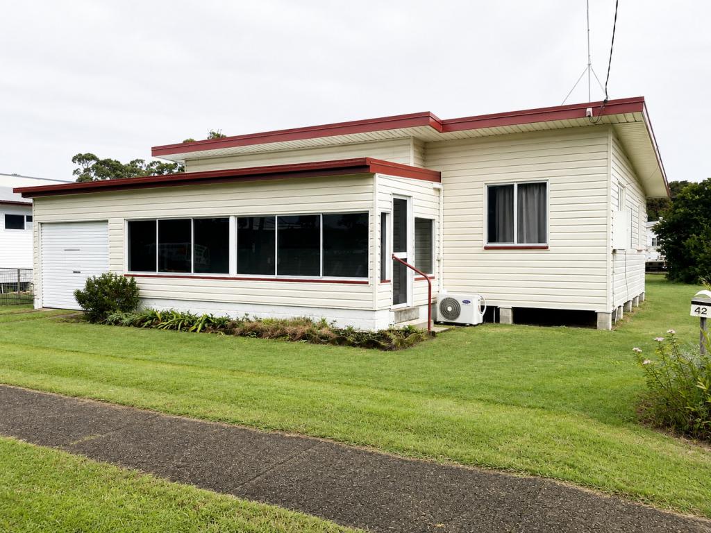 42 Gympie Rd, Tin Can Bay, QLD 4580