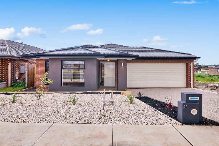 37 PARKGATE DR, CLYDE NORTH, VIC 3978