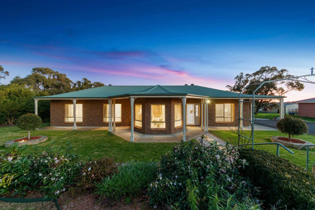 18 Silky Oak Ct, Garfield, VIC 3814