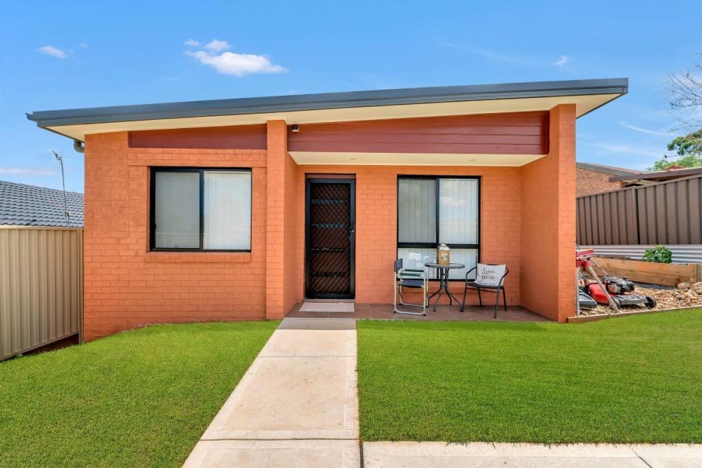 10a Brownlow Pl, Ambarvale, NSW 2560