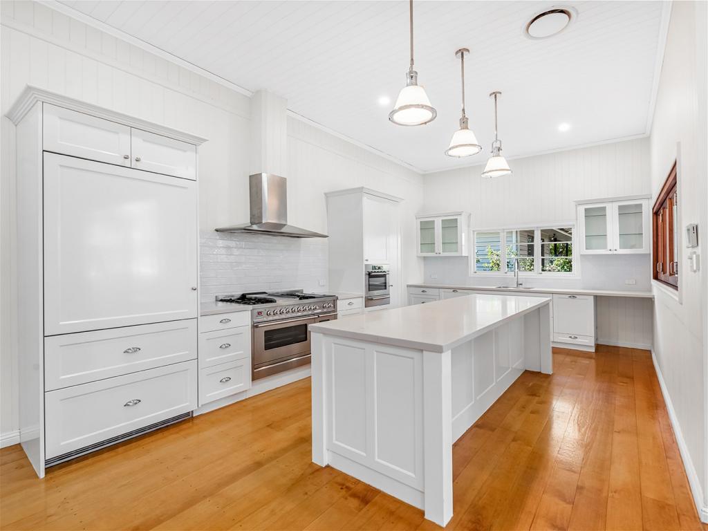 10 CRAWFORD RD, CHELMER, QLD 4068