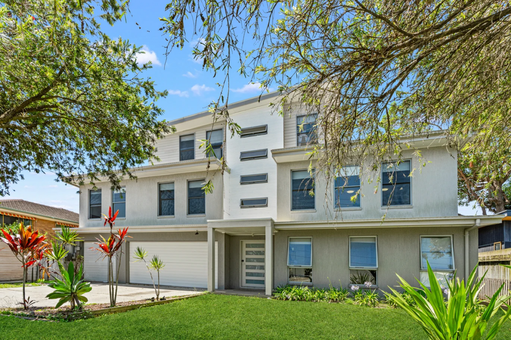 3 Fourth Ave, Labrador, QLD 4215