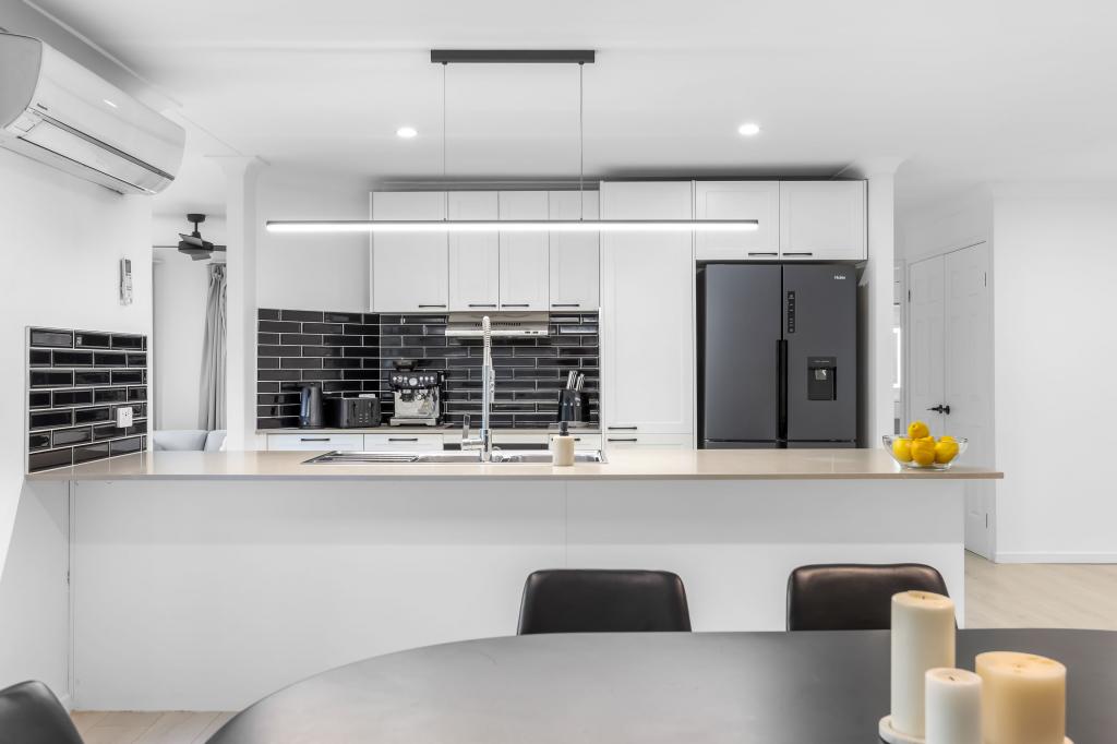 11 Clipperton Ch, Pacific Pines, QLD 4211