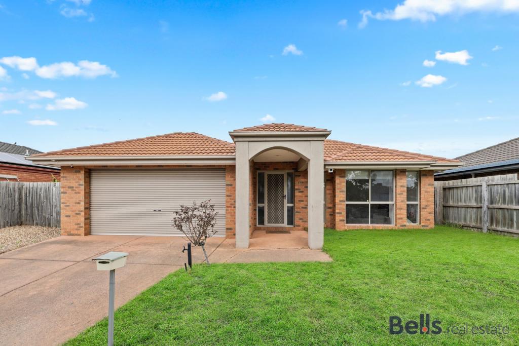 16 Grassland Cres, Cairnlea, VIC 3023