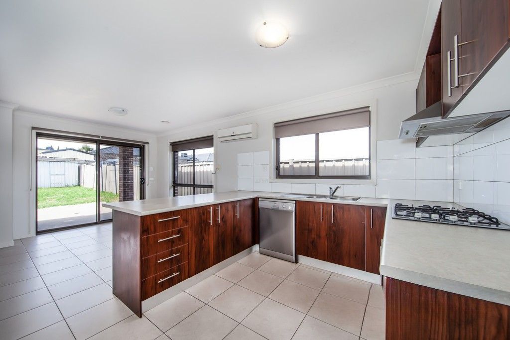44 Lady Penrhyn Dr, Harkness, VIC 3337