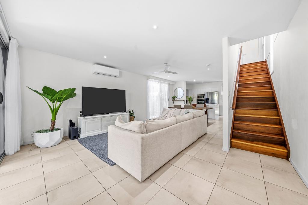 2/39 Gordon St, Labrador, QLD 4215