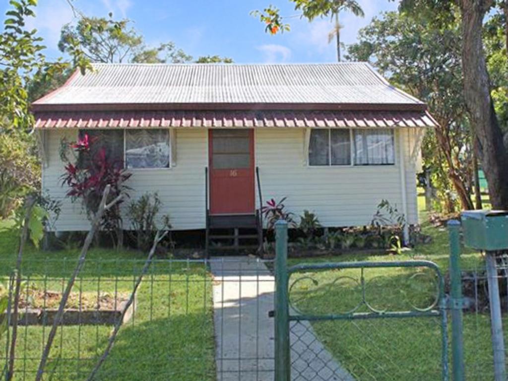 16 EAST ST, SARINA, QLD 4737