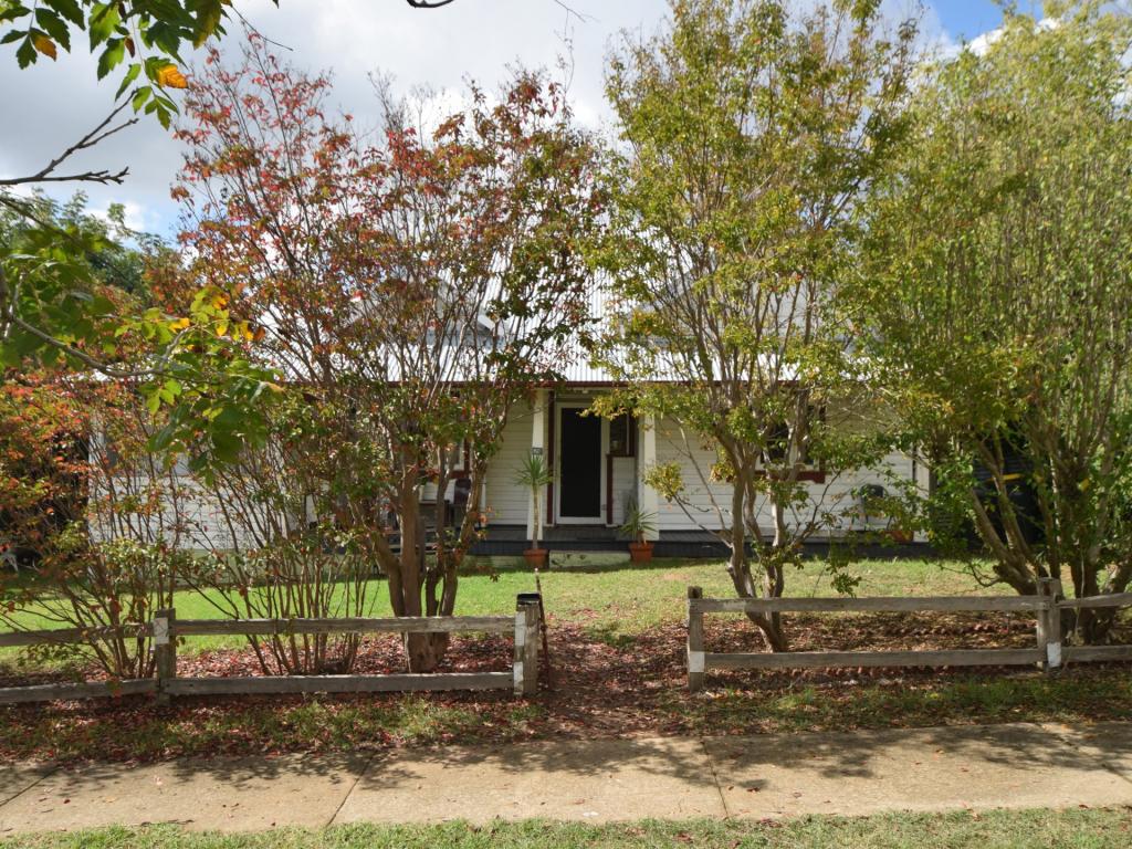 60 Thornhill St, Young, NSW 2594