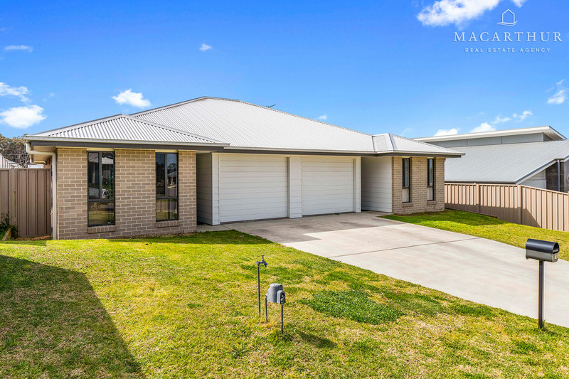 2/131 BRADMAN DR, BOOROOMA, NSW 2650