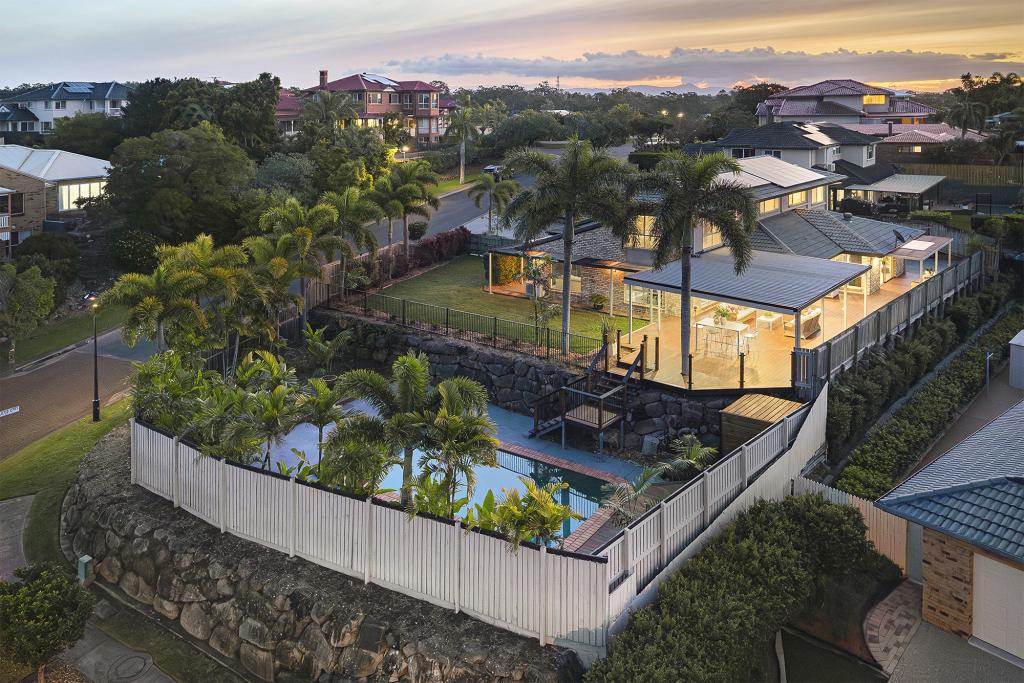 1 Halleys Cres, Bridgeman Downs, QLD 4035