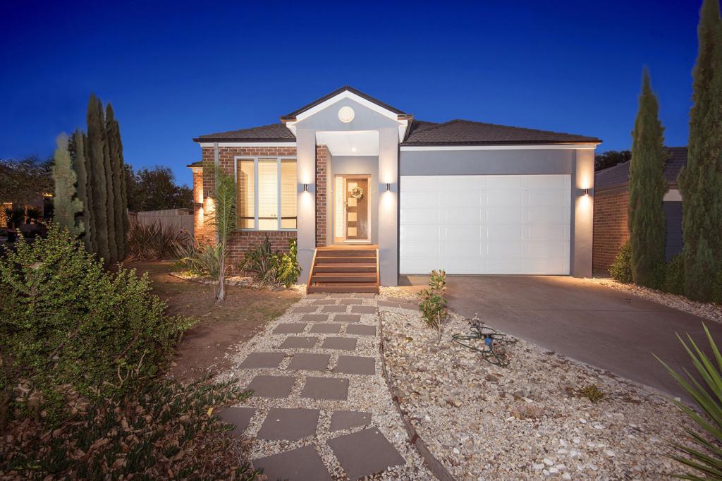 2 Weigall Cl, Caroline Springs, VIC 3023