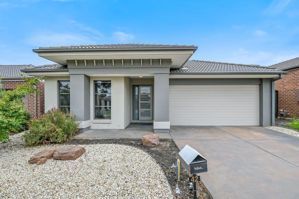 42 SIENNA WAY, PAKENHAM, VIC 3810