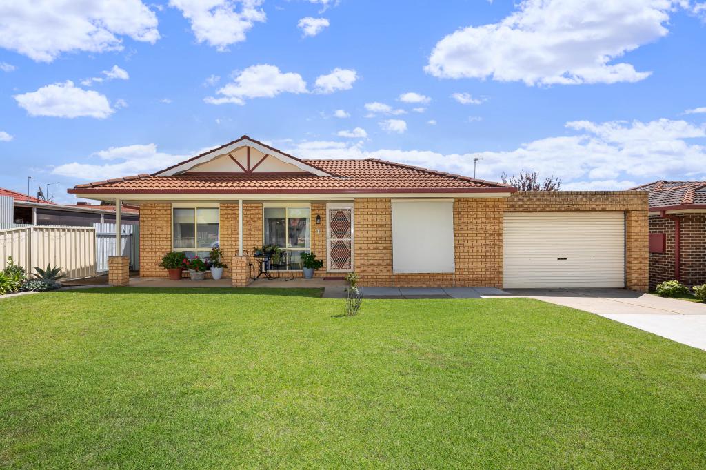 83 Dalman Pkwy, Glenfield Park, NSW 2650