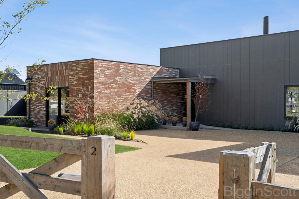 2 CEDAR LANE, DAYLESFORD, VIC 3460