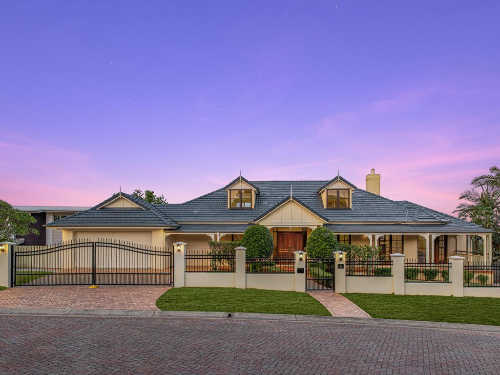 11 Becker Pl, Mount Ommaney, QLD 4074