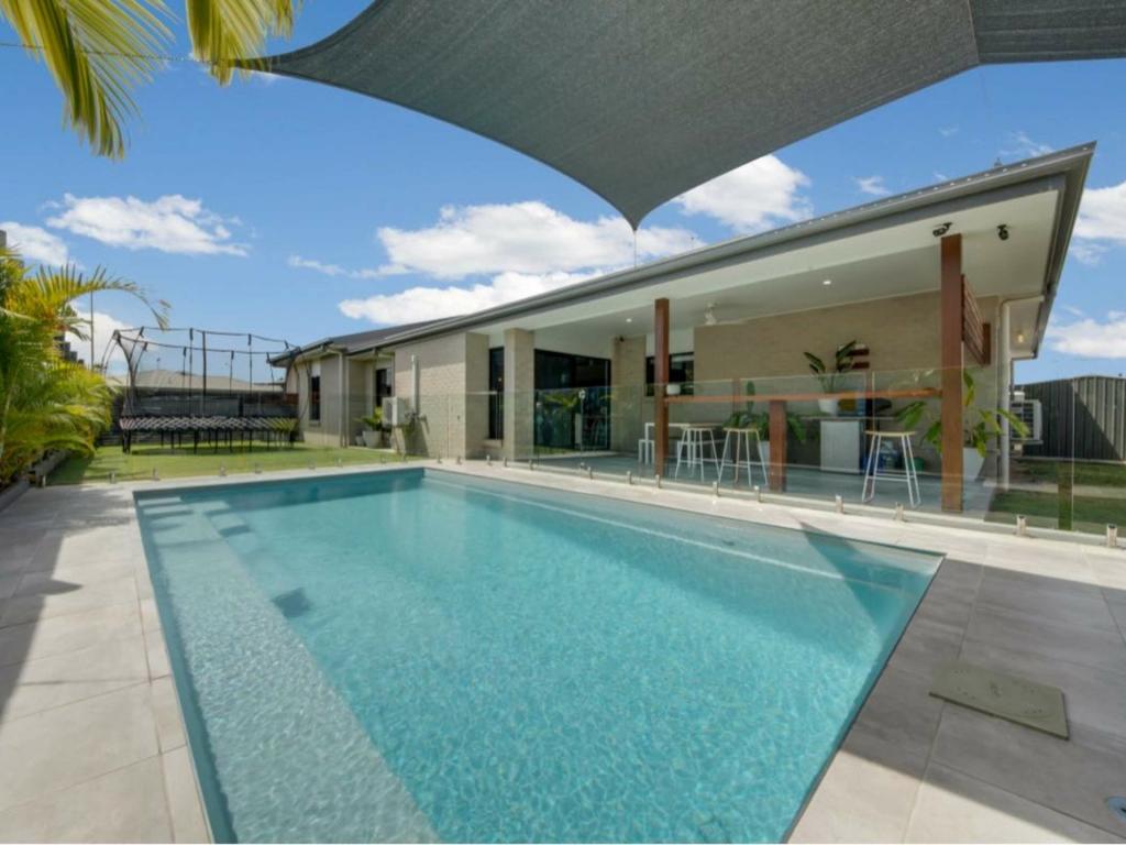 19 STELLA ST, BOYNE ISLAND, QLD 4680