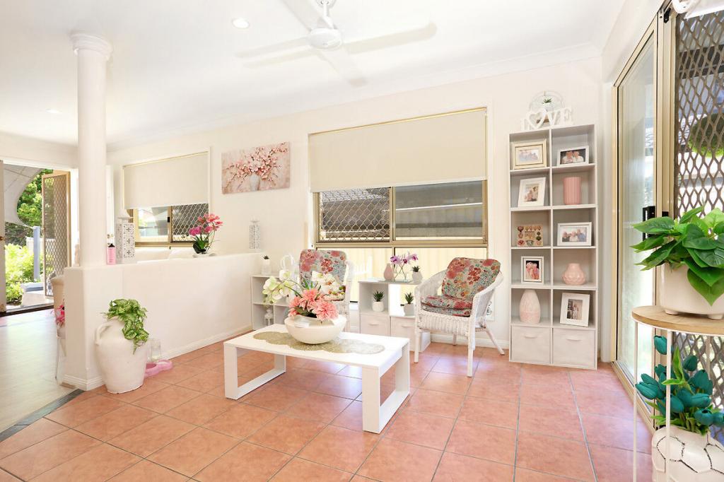 1/27 Eider Ave, Paradise Point, QLD 4216