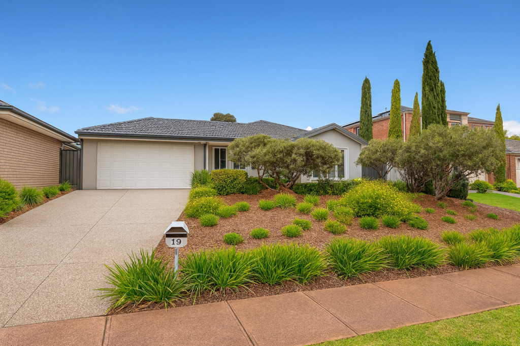 19 HASLUCK GDNS, POINT COOK, VIC 3030