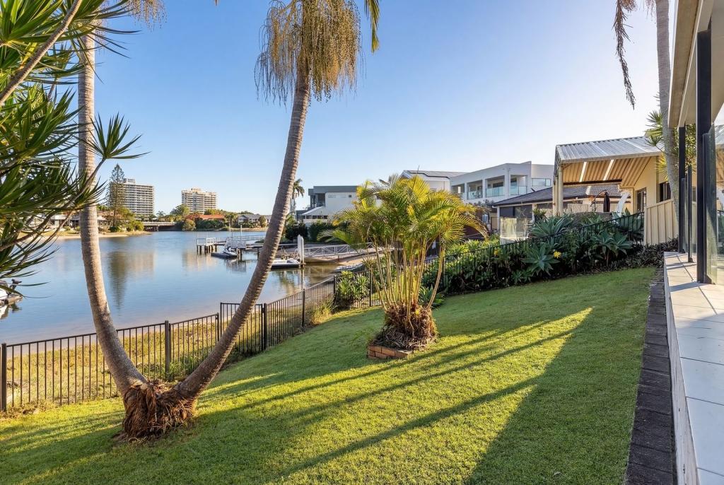 2 HELEN CT, BROADBEACH WATERS, QLD 4218