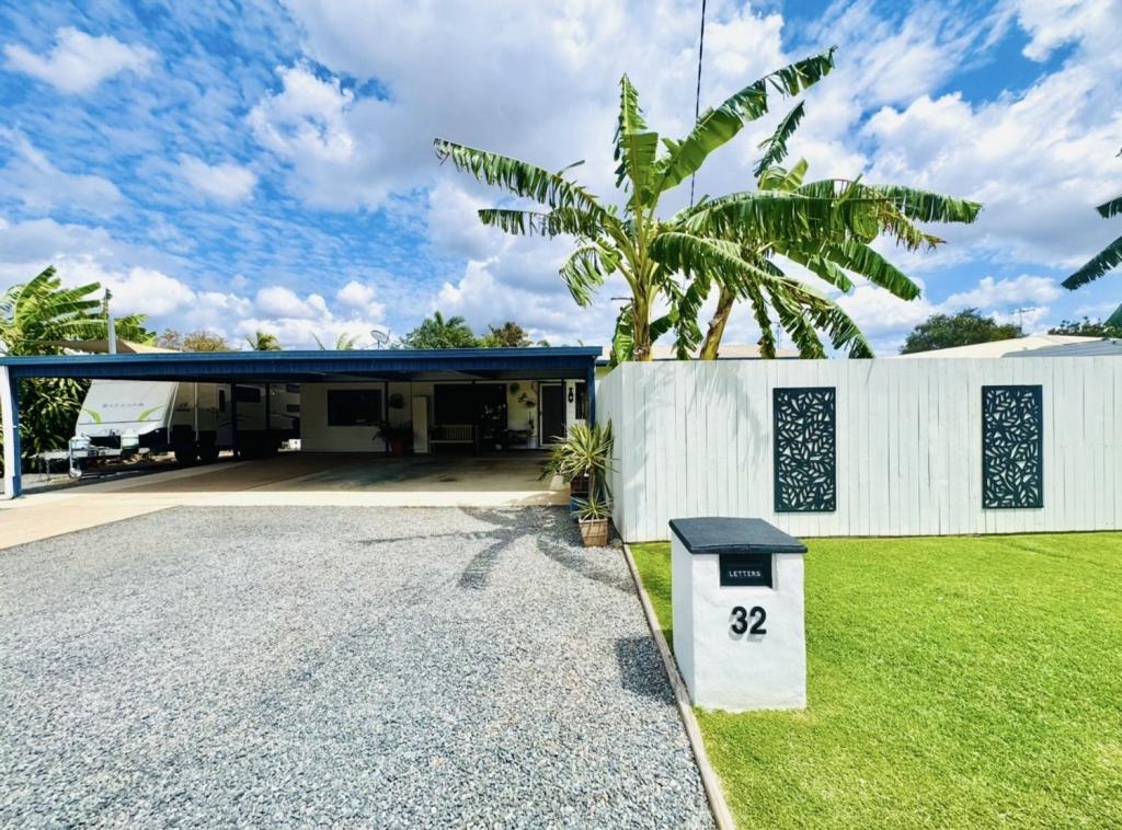 32 CUTHBERT ST, MORANBAH, QLD 4744