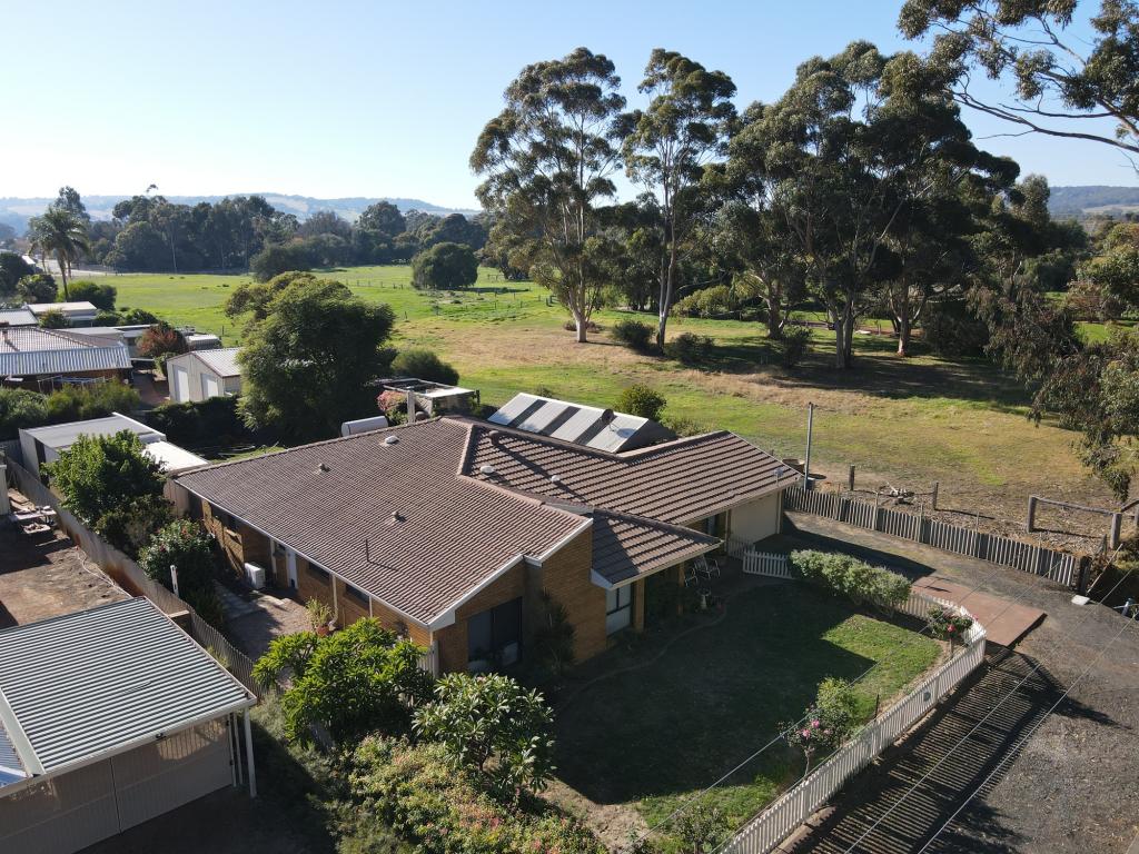 24 Hutchinson Rd, Burekup, WA 6227