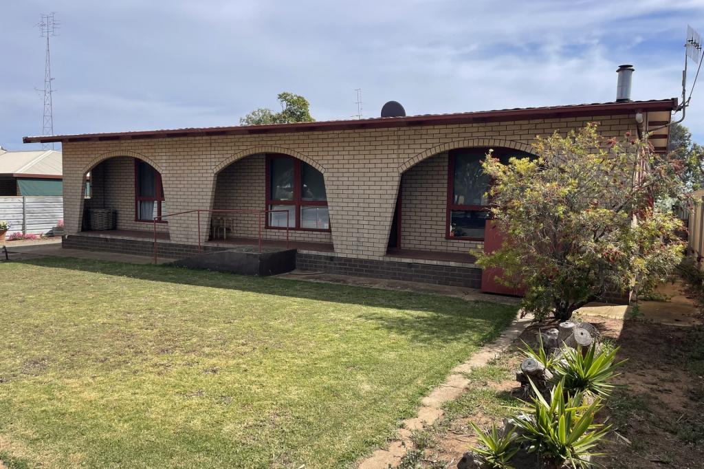 42 Tumby Bay Rd, Cummins, SA 5631