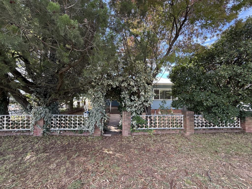 14 Binalong St, Young, NSW 2594