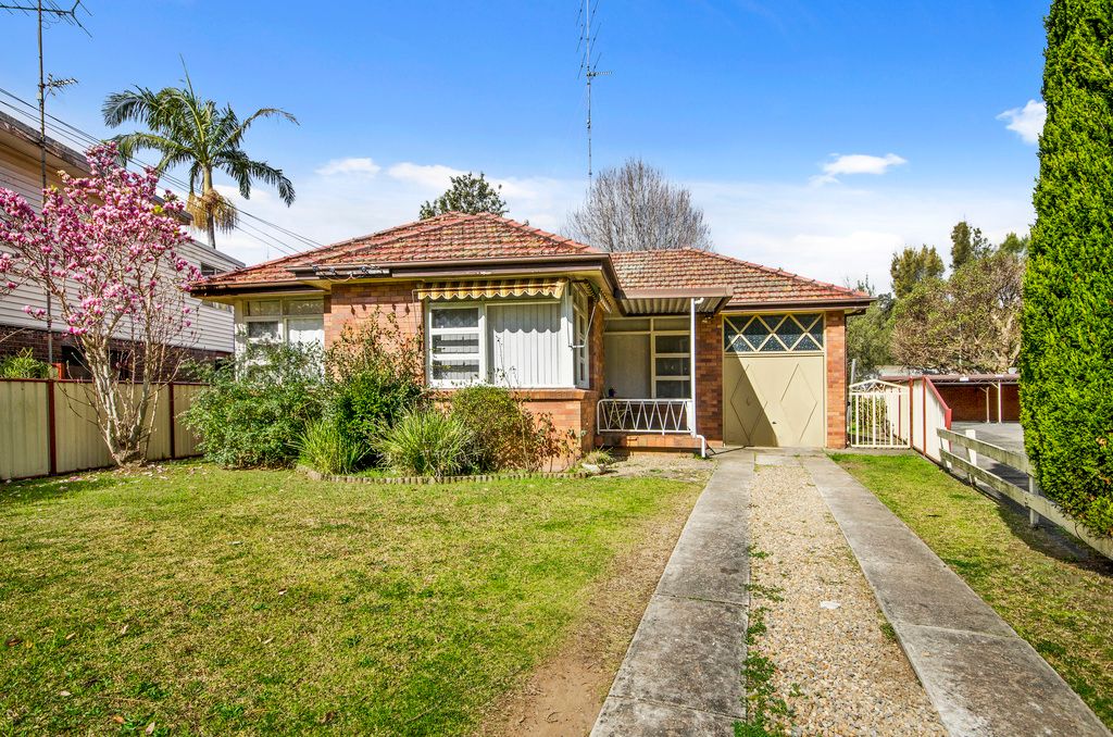 11 Buckle Cres, West Wollongong, NSW 2500