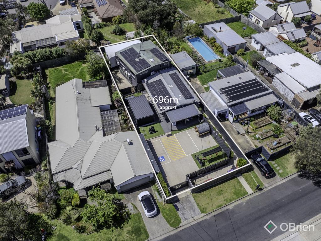 6 CENTRE CT, TORQUAY, VIC 3228