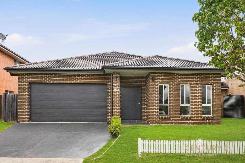 19 Medallist Pde, Colebee, NSW 2761