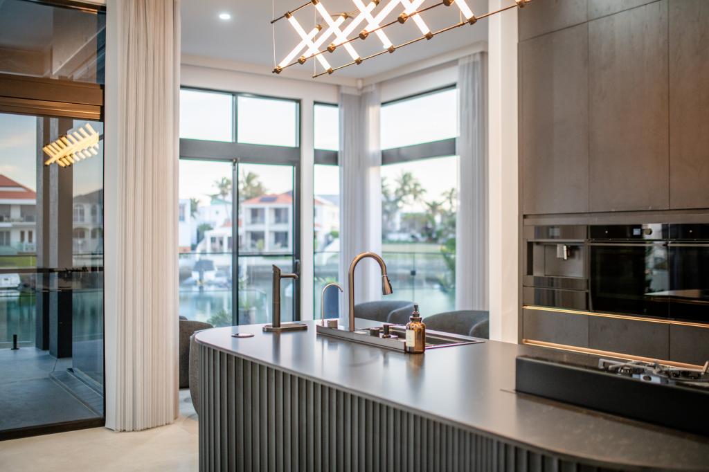 16 Queen Guineveres Pl, Paradise Point, QLD 4216