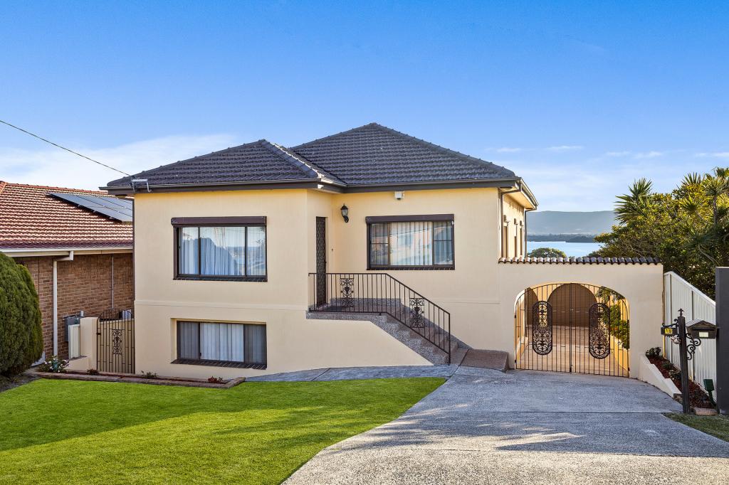 18 St Cloud Cres, Lake Heights, NSW 2502