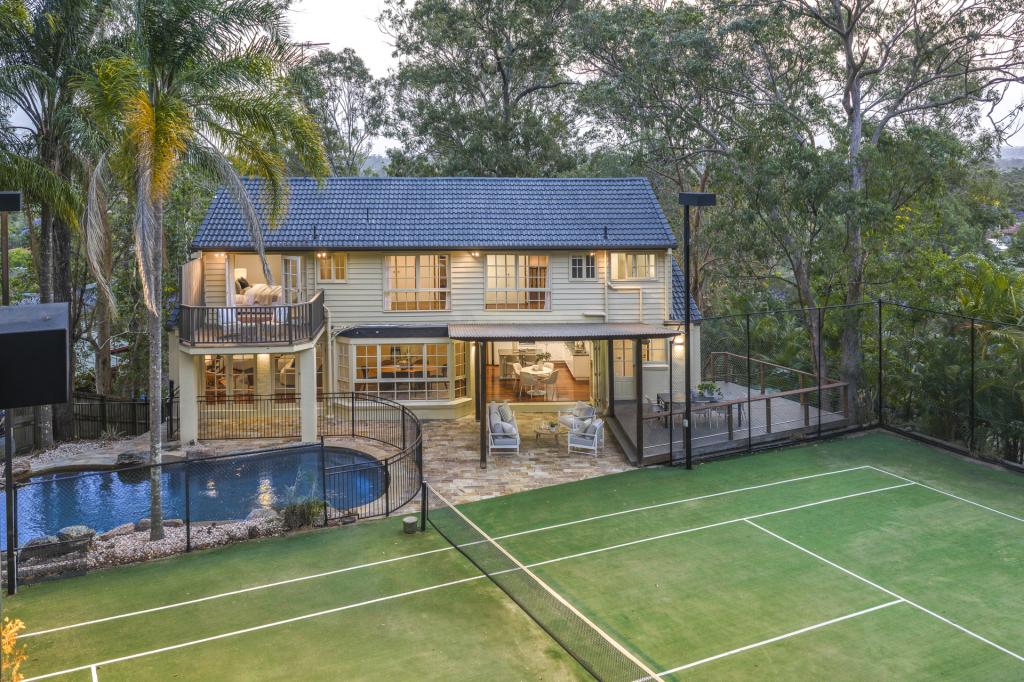 15 NARNOO ST, CHAPEL HILL, QLD 4069