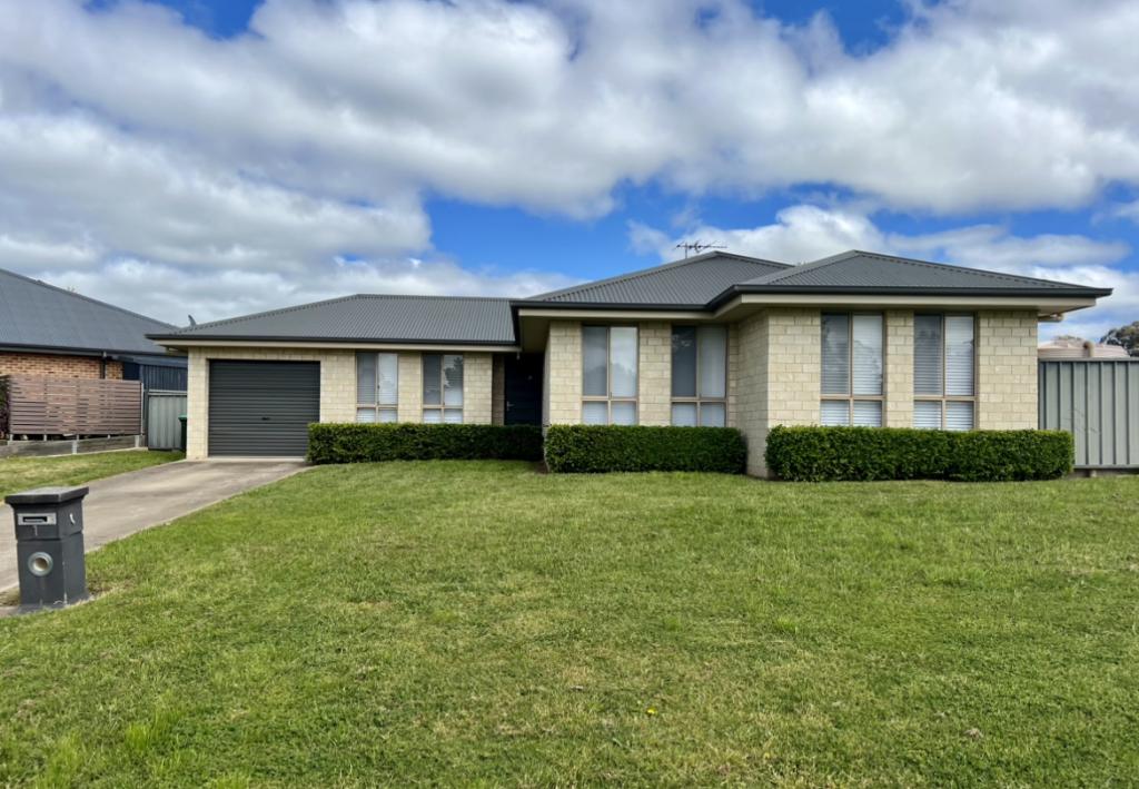 1 Hargreaves Cres, Young, NSW 2594