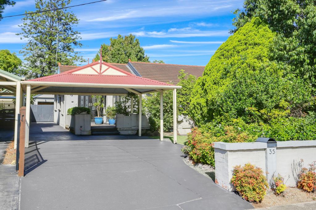 35 Barangaroo Rd, Toongabbie, NSW 2146