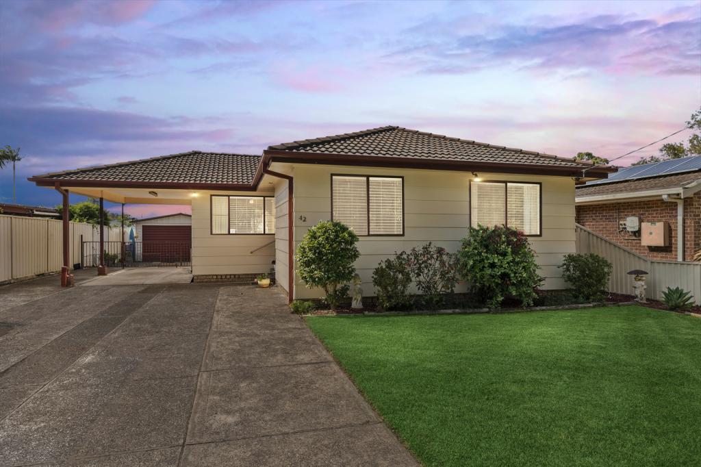 42 GRIFFITH ST, MANNERING PARK, NSW 2259